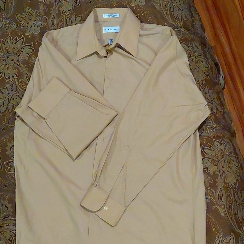 Van Heusen poplin men's wrinkle free shirt